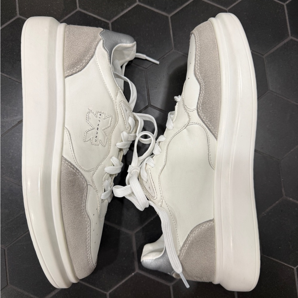 NWT John Richmond Low Top Distressed Sneaker Size 9 White Tan Leather
Lace Up